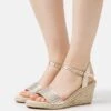 Anna Field Sandalen Met Sleehak - Gold 1 Anna Field Sandalen Met Sleehak - Gold -Anna Field b6b85f730ce64e759b53727047b5d6f3